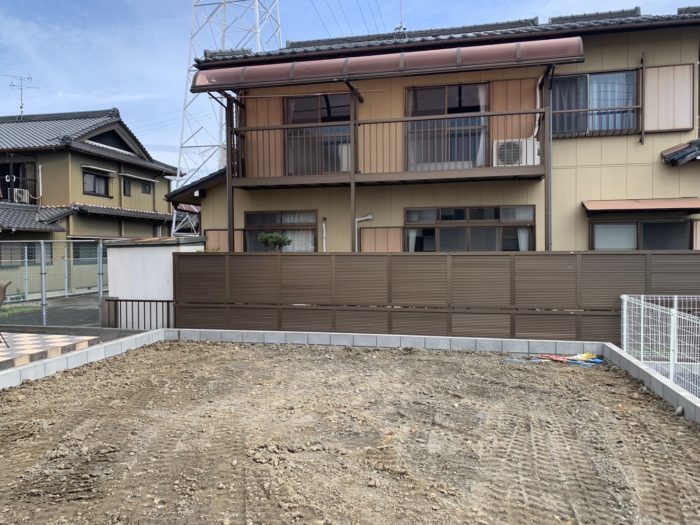 愛知県名古屋市守山区の一次外構（造成工事）施工事例写真です。
新築建築前の準備として隣地との境界ブロック積み、盛土、整地。
仕上げ外構に合わせた土の調整をおこなっています。
（名古屋市名東区オフィス日本造成）